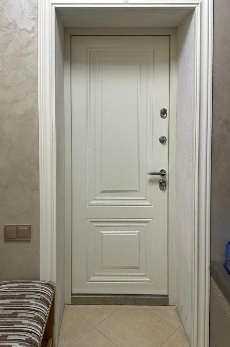 Входная дверь в классическом стиле